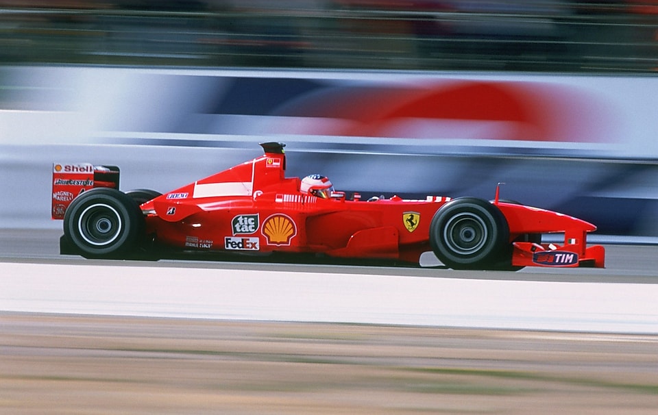 Una Ferrari en una pista de carretera