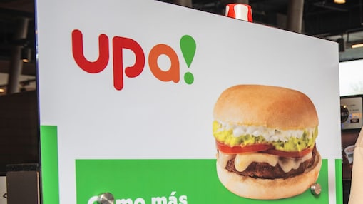 Una pareja de jóvenes se toma una selfie dentro de una tienda de conveniencia upa!