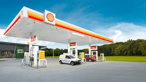 Estación de Servicio Shell con fondo de árboles