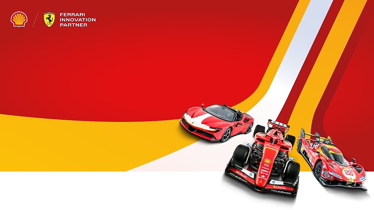 Un hombre en su auto, conversando con una atendedora mujer en la estación de servicios.