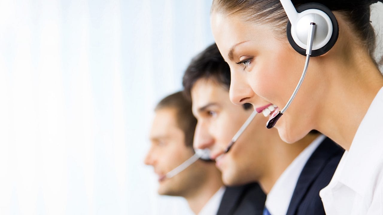 Un grupo de operadores de call center en la imagen