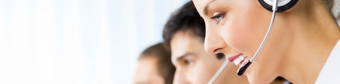 Un grupo de operadores de call center en la imagen
