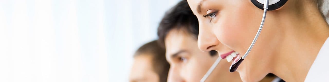 Un grupo de operadores de call center en la imagen