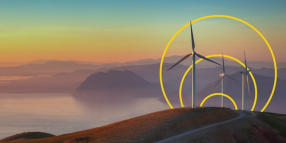 Foto de tres turbinas eólicas en una colina con un resumen del gráfico de Obtención de cero emisiones netas.