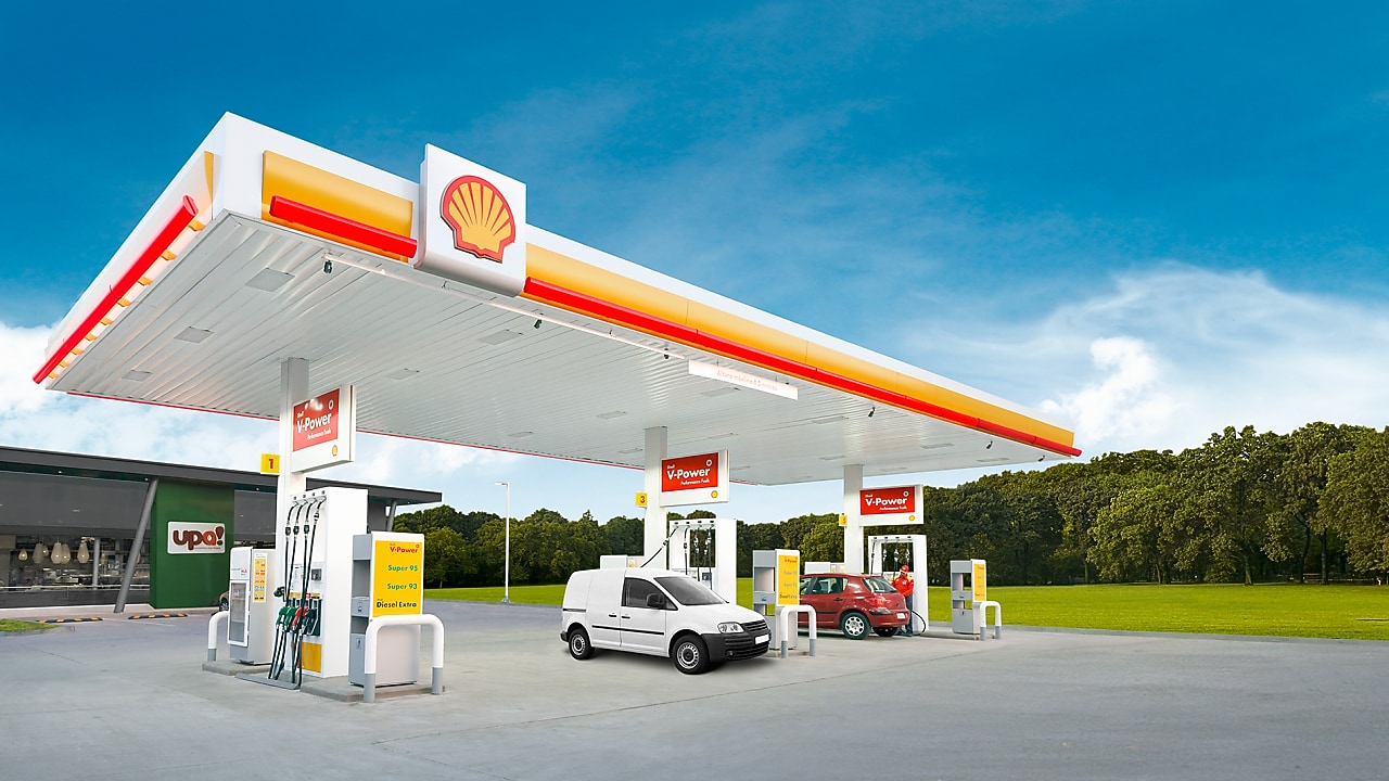 Estación de Servicio Shell con fondo de árboles