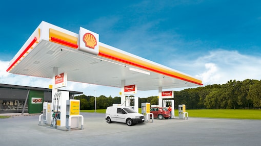Estación de Servicio Shell con fondo de árboles