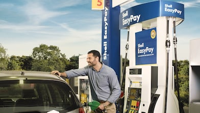 Hombre cargando combustible en un surtidor de Shell EasyPay