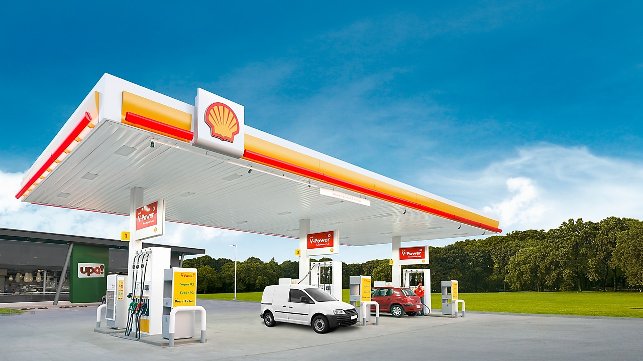 Estación de Servicio Shell con fondo de árboles