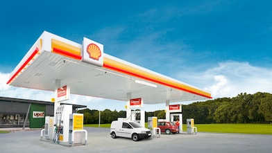 Estación de Servicio Shell con fondo de árboles