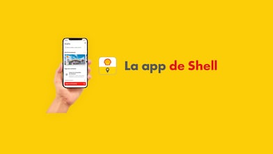 Una mano sosteniendo un celular con la app de Micopiloto en su pantalla. Al lado el logo de Micopiloto con el texto “La app de Shell”. Todo sobre fondo amarillo.