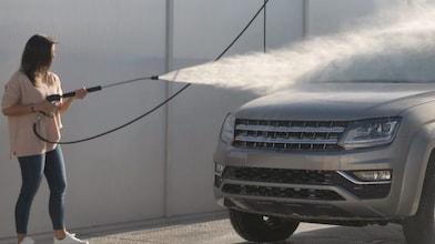 Una clienta lava su automóvil en Lavapro Autoservicio