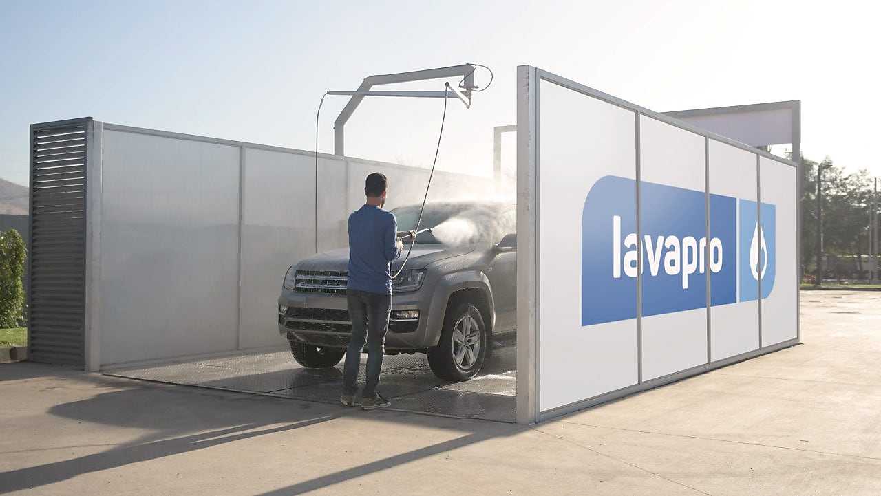 Un cliente lavando su automóvil en autoservicio Lavapro.