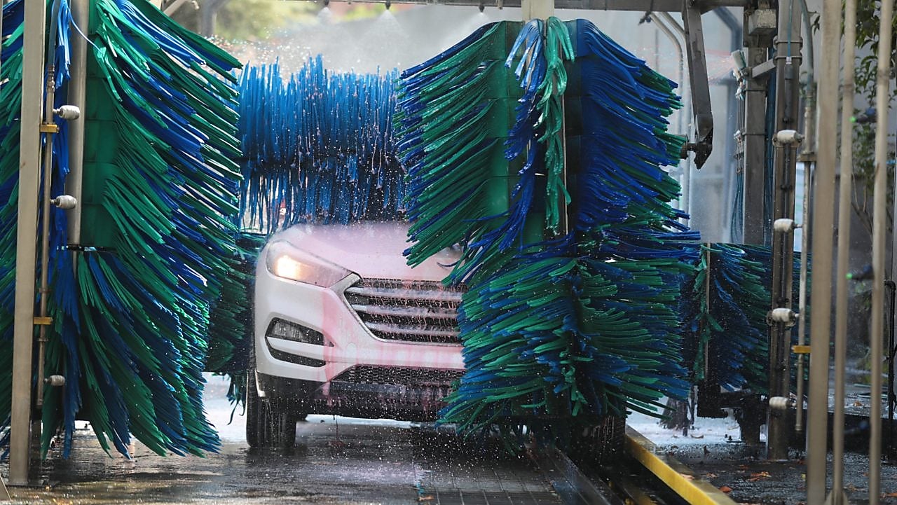 Un automóvil en la estación de lavado con rodillo de Lavapro