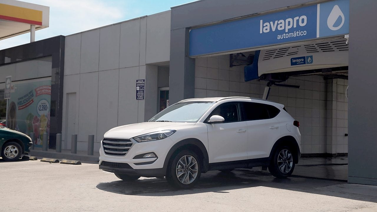 Fotografía de un automóvil limpio saliendo del lavado automático Lavapro