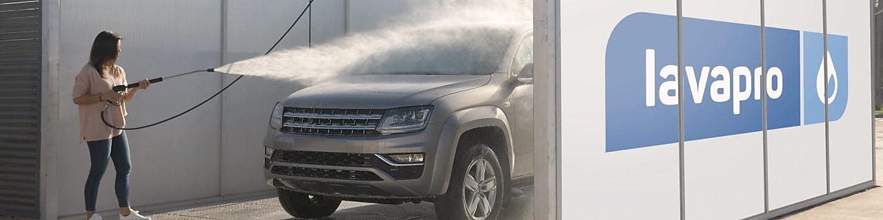 Una clienta lava su automóvil en Lavapro Autoservicio