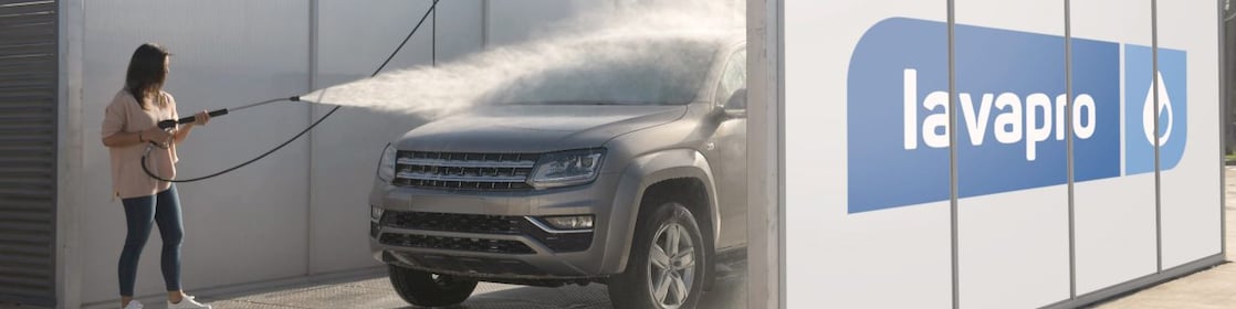 Una clienta lava su automóvil en Lavapro Autoservicio