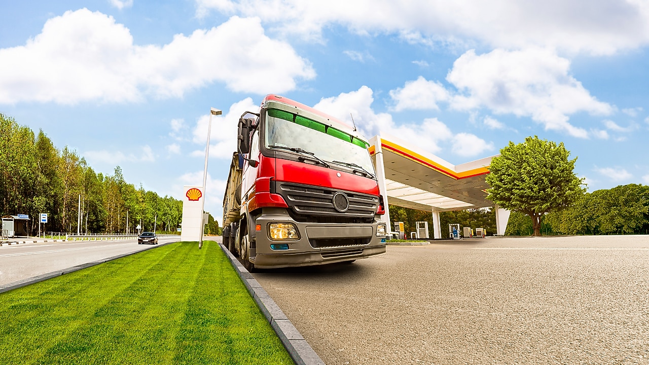 Camión en una Estación de Servicio Shell.