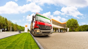 Camión en una Estación de Servicio Shell.