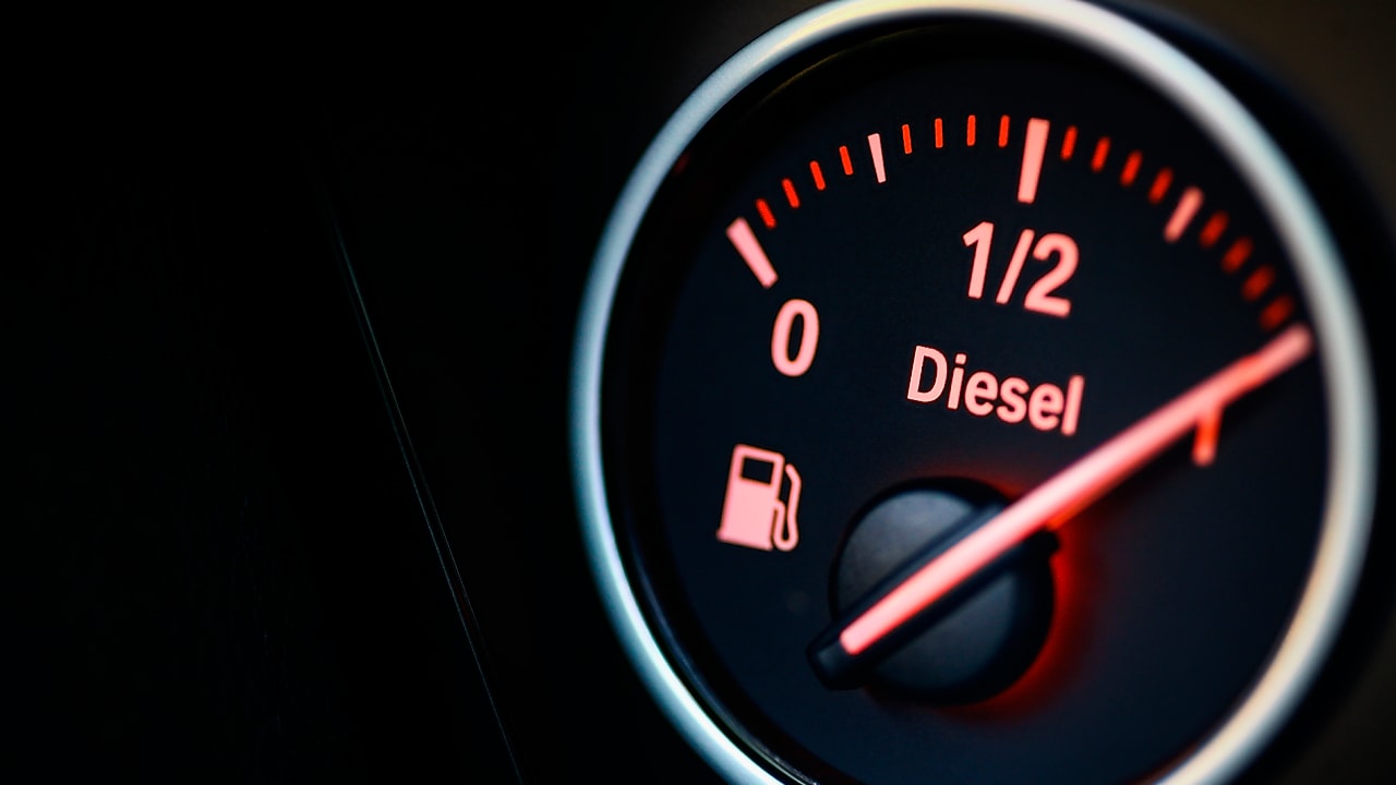 Panel de control negro con cargador de combustible Diesel