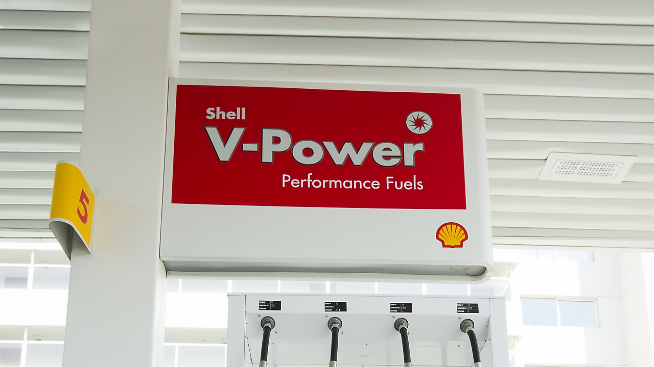 Surtidor Shell V Power Chile en su cartel rojo