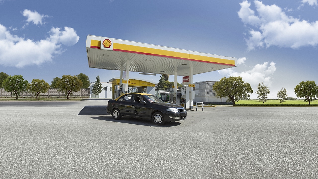Un Taxi en una Estación de Servicio Shell