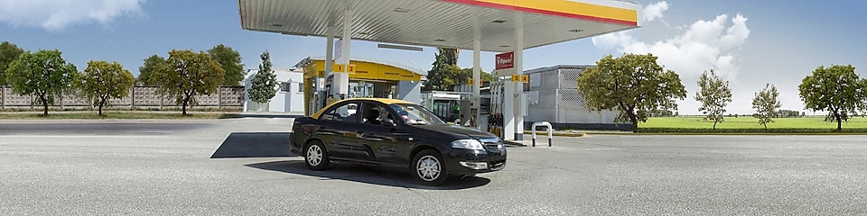 Un Taxi en una Estación de Servicio Shell