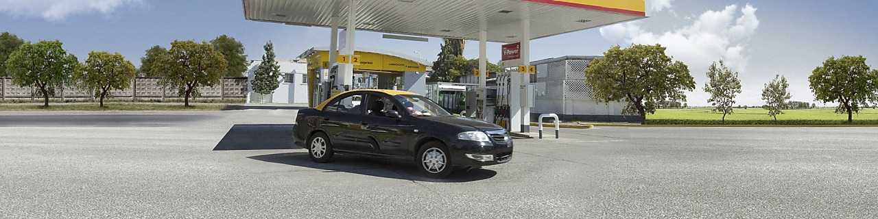 Un Taxi en una Estación de Servicio Shell