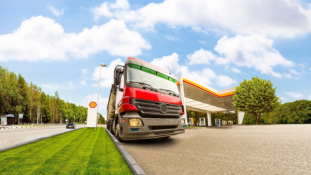 Camión en una Estación de Servicio Shell.