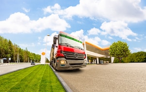 Camión en una Estación de Servicio Shell.