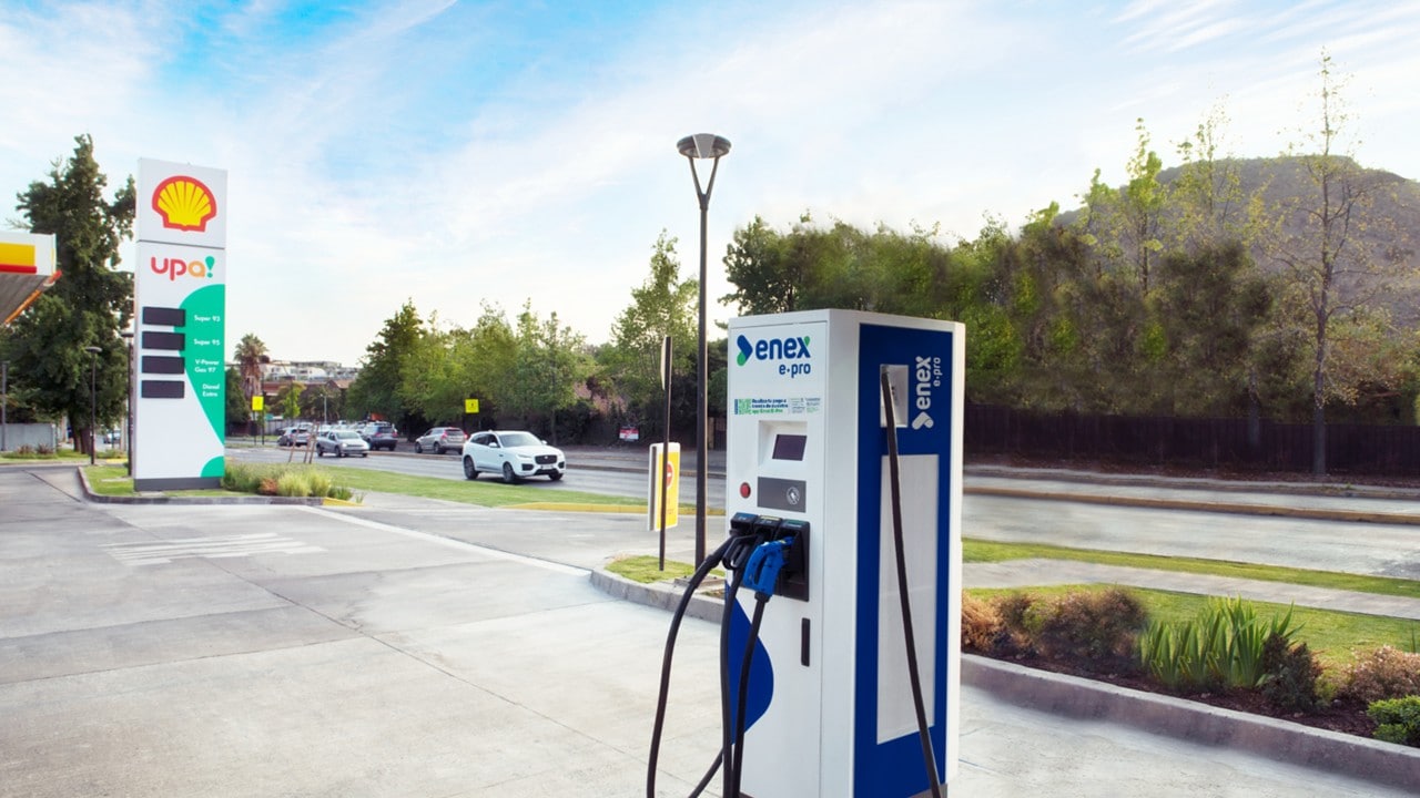 Fotografía del surtidor de carga E-Pro con un amplio espacio destinado a los vehículos que deseen cargar electricidad.