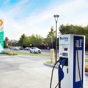 Fotografía del surtidor de carga E-Pro con un amplio espacio destinado a los vehículos que deseen cargar electricidad.