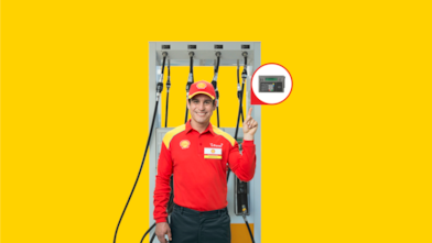 En un fondo amarillo, se ve un atendedor con un dispensador de combustible
