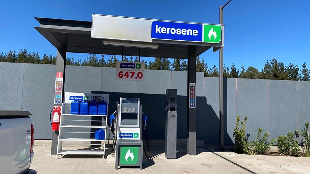Fotografía de la estación de servicios de Kerosene.