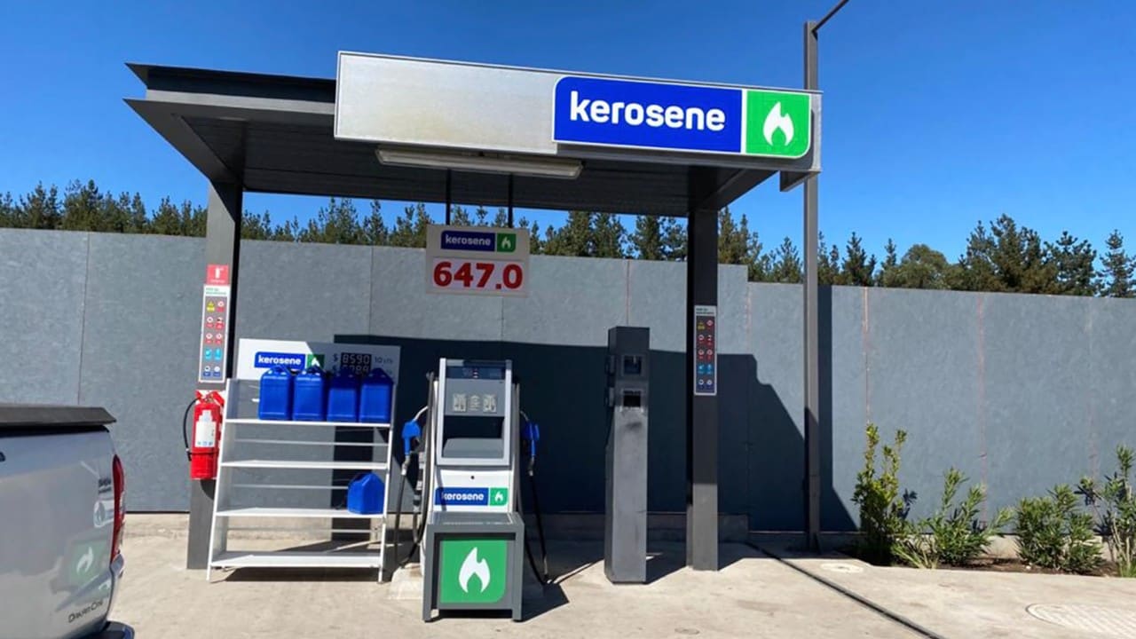 Fotografía de la estación de servicios de Kerosene.