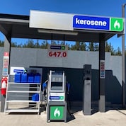 Fotografía de la estación de servicios de Kerosene.