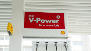 Surtidor Shell V Power Chile en su cartel rojo