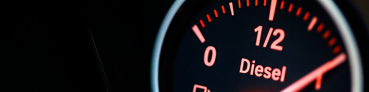 Panel de control negro con cargador de combustible Diesel