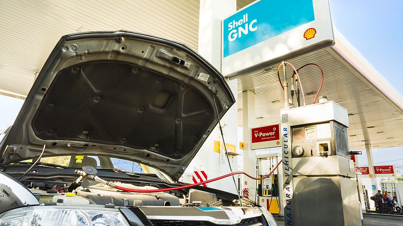 Taxi usando GNC en una Estación de Servicio Shell
