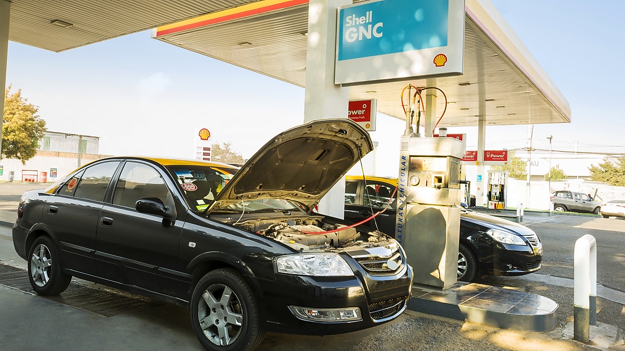 Taxi usando GNC en una Estación de Servicio Shell