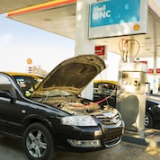 Taxi usando GNC en una Estación de Servicio Shell