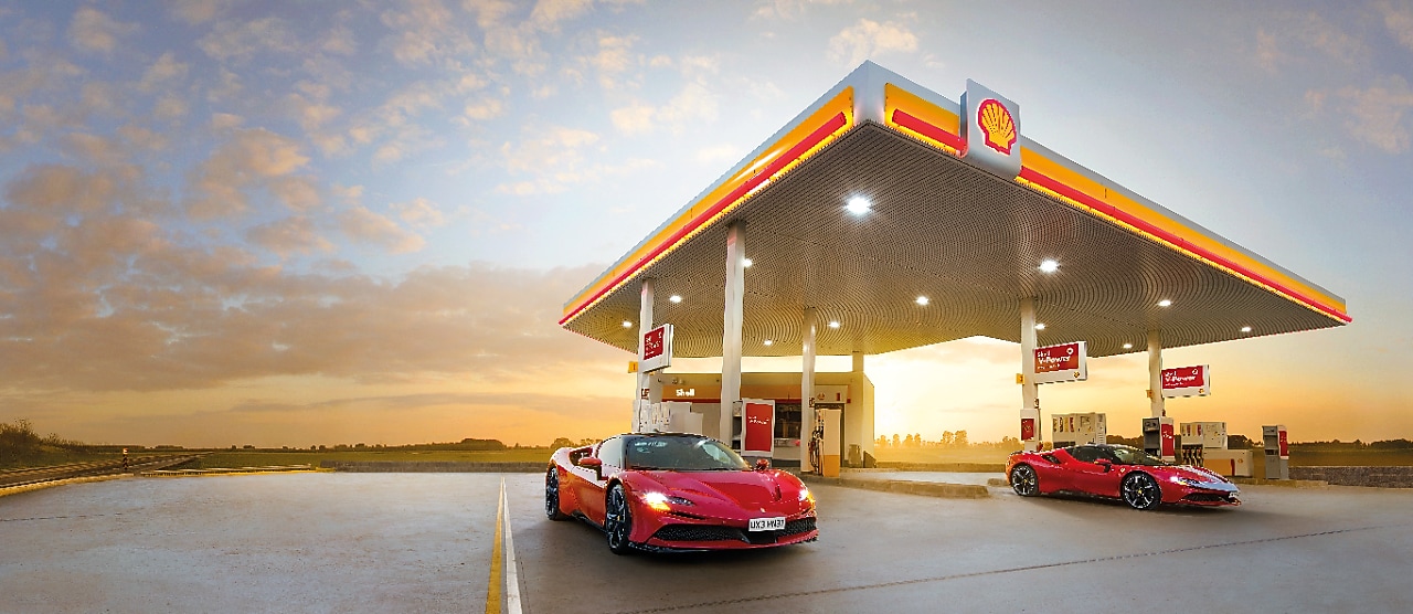 estacion de servicio con coche rojo