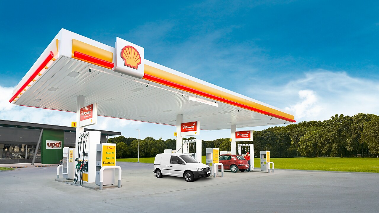 Estación de Servicio Shell con fondo de árboles