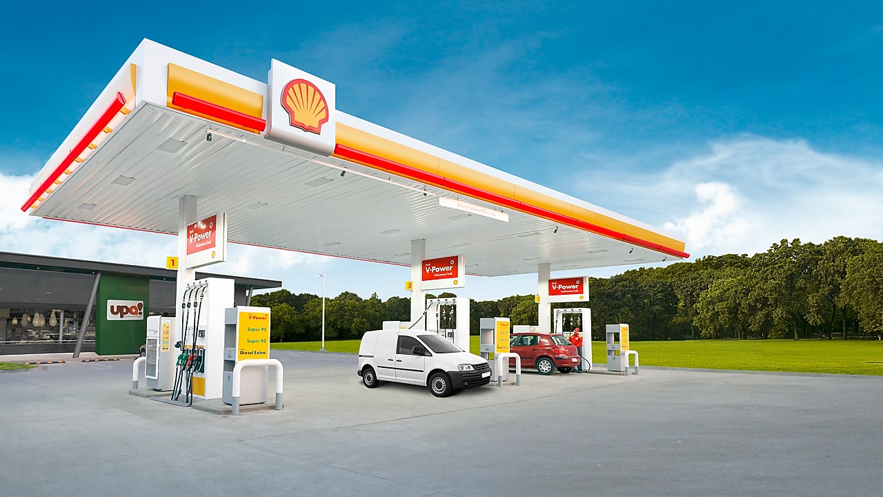 Estación de Servicio Shell con fondo de árboles