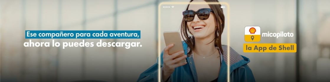 Una mano sosteniendo un celular con la app de Micopiloto en su pantalla. Al lado el logo de Micopiloto con el texto “La app de Shell”. Todo sobre fondo amarillo.