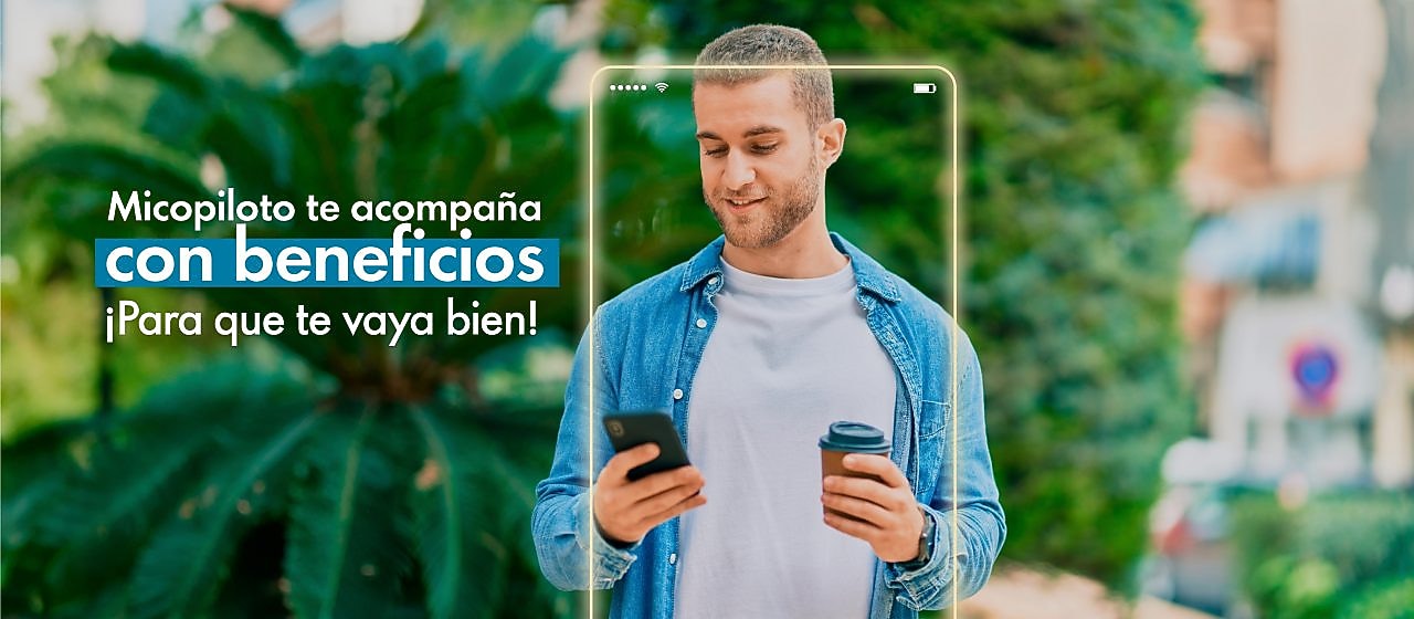 Hombre de azul con su telefono y escrito: micopiloto te acompaña con beneficios para que te vaya bien