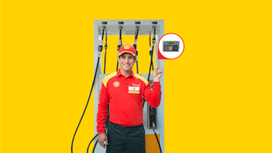 En un fondo amarillo, se ve un atendedor con un dispensador de combustible