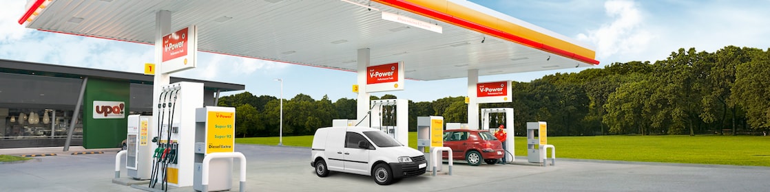 Estación de Servicio Shell con fondo de árboles