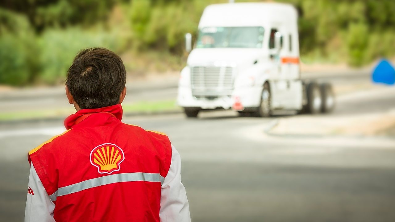 Estación de servicio carga de combustible camión