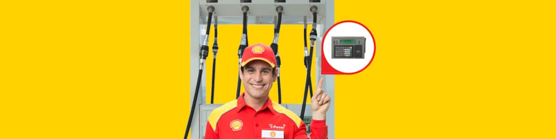 En un fondo amarillo, se ve un atendedor con un dispensador de combustible