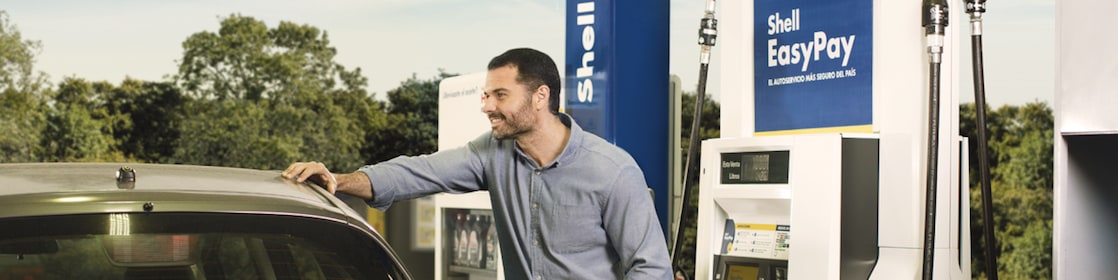 Hombre cargando combustible en un surtidor de Shell EasyPay